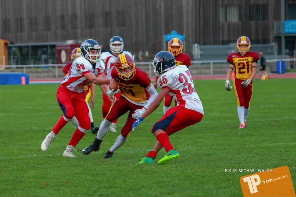 Beim US-Sports spiel der American Football - U16 zwischen dem Winterthur Warriors U16 und dem Calanda Broncos U16, on Saturday,  29. September 2018 im Sportanlage Deutweg in Winterthur . (TOPpictures/Michael Walch)
Bild-Id: WAM_46139