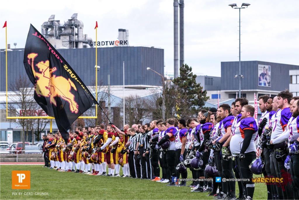 Die Mannschaften bei der Nationalhymne, beim American Football NLA Spiel zwischen den Winterthur Warriors und den Gladiators beider Basel, am Samstag, den 31. Maerz 2018 im Stadion Deutweg in Winterthur. (Foto: BEAUTIFUL SPORTS / Gerd Gruendl)Bild-Id: GRG_180331-0954